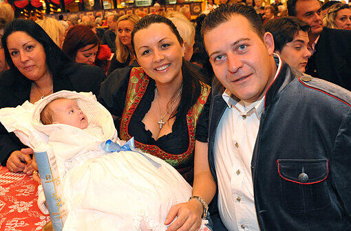 Die stolzen Eltern Katja und Franz Kollmann mit ihrem Junior.