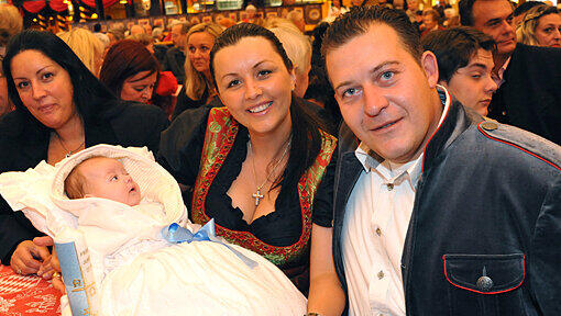 Die stolzen Eltern Katja und Franz Kollmann mit ihrem Junior. Die stolzen Eltern Katja und Franz Kollmann mit ihrem Junior.