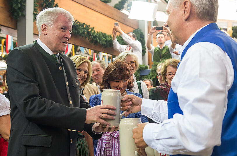 Die erste Maß reichte Reiter traditionell dem Bayerischen Ministerpräsidenten Horst Seehofer.