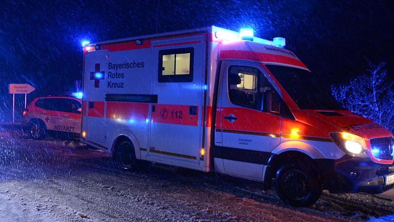 Auf dem Weg nach Vilsbiburg krachte ein Autofahrer in den Gegenverkehr.