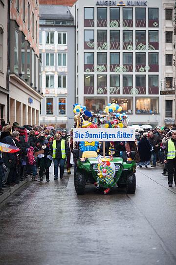 Die Damischen Ritter in Aktion: Impressionen vom Faschingszug durch die Altstadt am Sonntag.