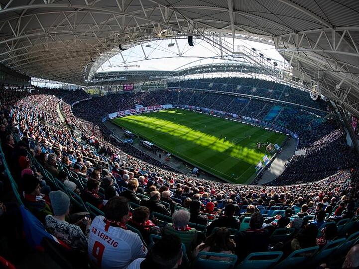 Nicht so voll, aber etwas gefüllter könnten die Fußballstadien bald wieder sein.