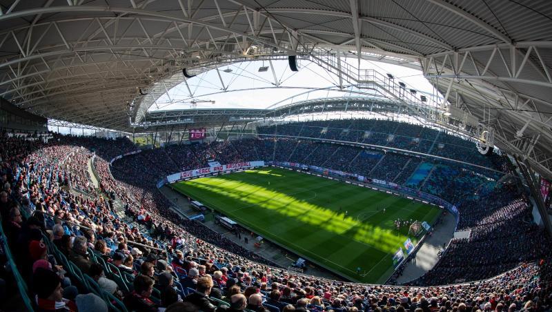 Nicht so voll, aber etwas gefüllter könnten die Fußballstadien bald wieder sein. Nicht so voll, aber etwas gefüllter könnten die Fußballstadien bald wieder sein.