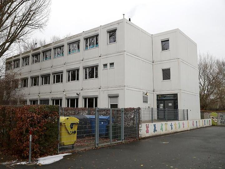 Außenansicht des Containergebäudes der Schule in der zuvor ein Feuer ausgebrochen war. Foto: Daniel Karmann/Archiv