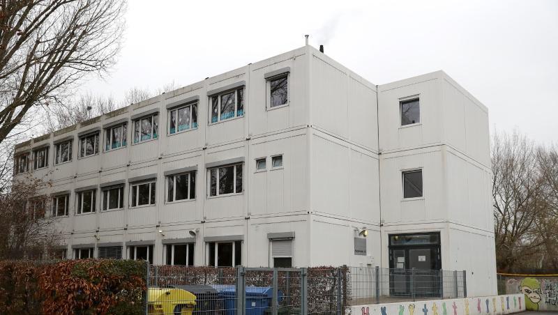 Außenansicht des Containergebäudes der Schule in der zuvor ein Feuer ausgebrochen war. Foto: Daniel Karmann/Archiv Außenansicht des Containergebäudes der Schule in der zuvor ein Feuer ausgebrochen war. Foto: Daniel Karmann/Archiv