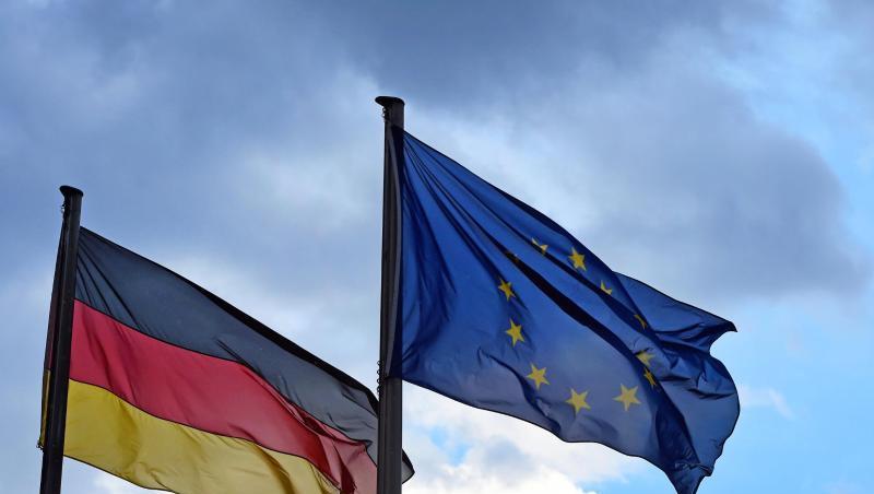 Eine Deutschland- und eine EU-Fahne vor wolkigem Himmel. Nach Ansicht von Günther Oettinger sollten Bundesminister künftig hauptsächlich in Brüssel oder Luxemburg arbeiten. Eine Deutschland- und eine EU-Fahne vor wolkigem Himmel. Nach Ansicht von Günther Oettinger sollten Bundesminister künftig hauptsächlich in Brüssel oder Luxemburg arbeiten.