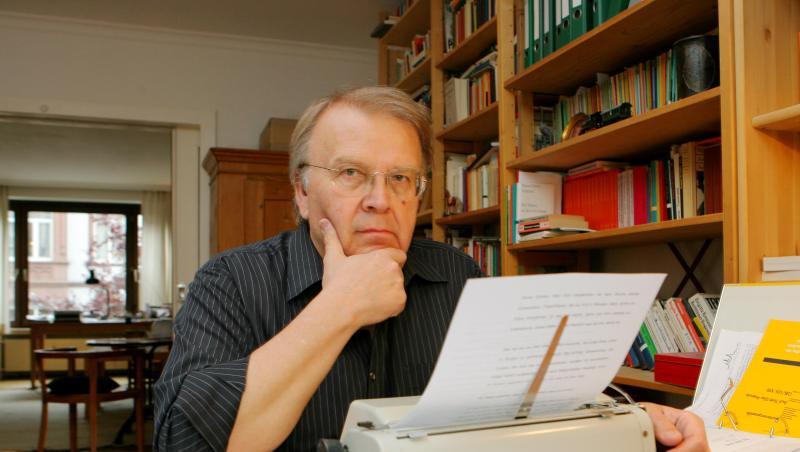 Der Schriftsteller Wilhelm Genazino (2007). Der Schriftsteller Wilhelm Genazino (2007).