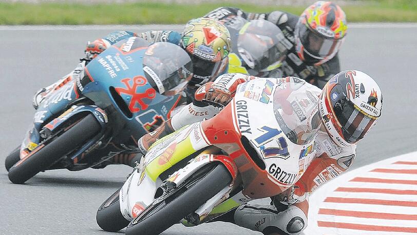„Gnadenlos“!: Stefan Bradl fährt in Brünn, obwohl nur von Rang 13 gestartet, allen Konkurrenten davon und gewinnt sein erstes WM-Rennen. „Gnadenlos“!: Stefan Bradl fährt in Brünn, obwohl nur von Rang 13 gestartet, allen Konkurrenten davon und gewinnt sein erstes WM-Rennen.