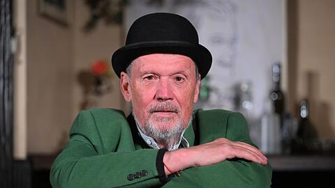 Dem Schauspieler Hansi Kraus sitzt einen Tag vor der Jubiläumsveranstaltung „60 Jahre Hansi Kraus auf der Bühne“ und „10 Jahre Iberl Bühne im Augustiner“ im Augustiner Stammhaus in den Räumen von Georg Maiers Iberl Bühne auf einem Stuhl.