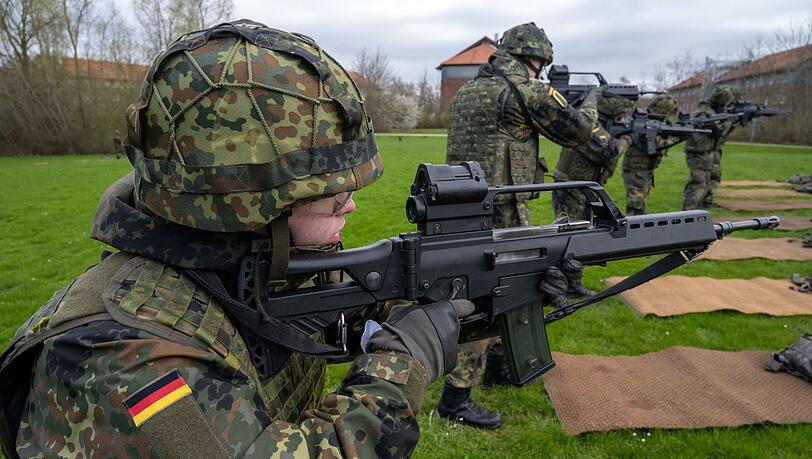 Mit verschiedenen Anreizen will die Bundesregierung mehr junge Leute für die Bundeswehr gewinnen. (Archivbild)