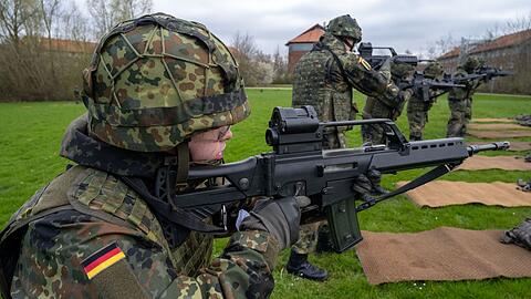 Mit verschiedenen Anreizen will die Bundesregierung mehr junge Leute für die Bundeswehr gewinnen. (Archivbild)