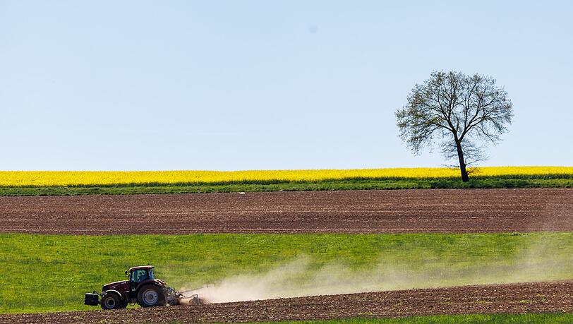 Ein Landwirt ist bei Feldarbeiten mit seinem Traktor verunglückt. (Symbolbild) Ein Landwirt ist bei Feldarbeiten mit seinem Traktor verunglückt. (Symbolbild)
