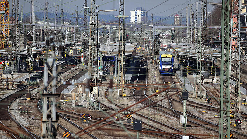 Der Augsburger Hauptbahnhof. Der Augsburger Hauptbahnhof.