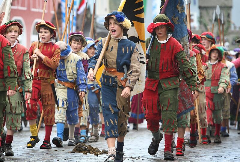 Der Umzug ist Höhepunkt des Landsberger Ruethenfestes. In dem Fest das alle vier Jahre begangen wird, stellen 1100 Kinder die geschichtlichen Stationen ihrer Stadt nach.