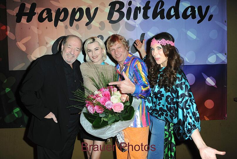 Ralph und Kriemhild Siegel gratulieren Gerhard Leinbauer zum 50. Geburtstag (hier mit Andrea Polzin)