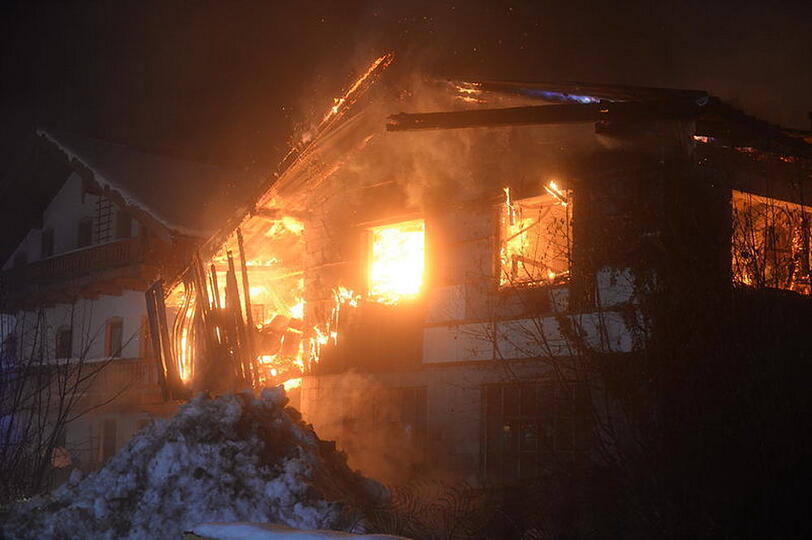 Brand in Obing: In einer Schreinerei war Feuer ausgebrochen. 200 Feuerwehrler kämpften gegen die Flammen. Das Gebäude brannte nieder.