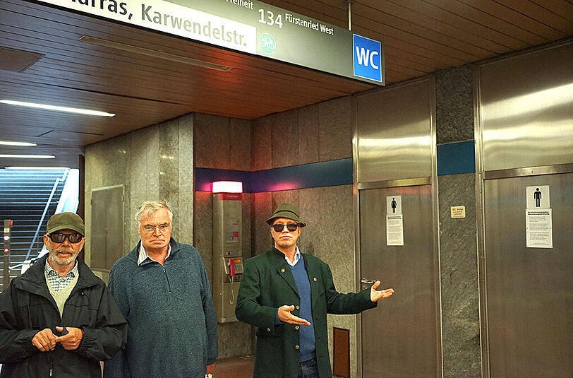 Weil sie die öffentliche Herrentoilette benutzten, wurden sie von der Polizei kontrolliert: Peter S. (80/v.li.), Stefan R. (70) und Martin F. (49).
