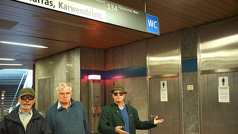 Weil sie die öffentliche Herrentoilette benutzten, wurden sie von der Polizei kontrolliert: Peter S. (80/v.li.), Stefan R. (70) und Martin F. (49). Weil sie die öffentliche Herrentoilette benutzten, wurden sie von der Polizei kontrolliert: Peter S. (80/v.li.), Stefan R. (70) und Martin F. (49).