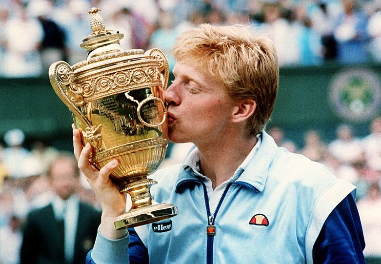 Siegeskuss: Der 18-jährige Leimener Boris Becker küsst den Pokal, nachdem er am 06.07.1986 zum zweiten Mal in Folge das Herren-Einzel-Finale in Wimbledon gewonnen hat.