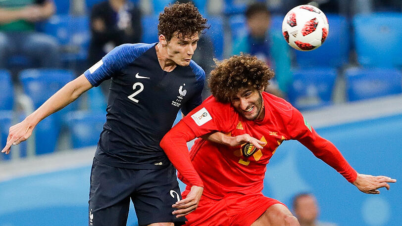 Frankreichs Benjamin Pavard und Belgiens Marouane Fellaini (re.) im Kopfballduell.