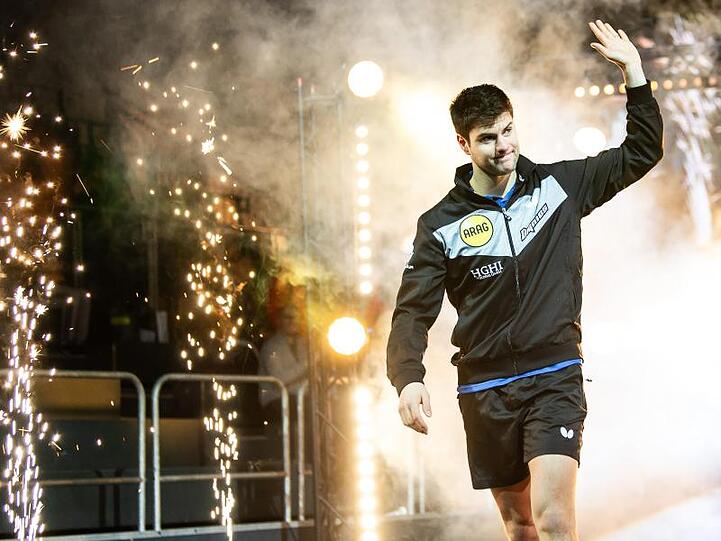 Dimitrij Ovtcharov kommt zum Spiel gegen die Nummer eins Fan Zhendong in die Halle.