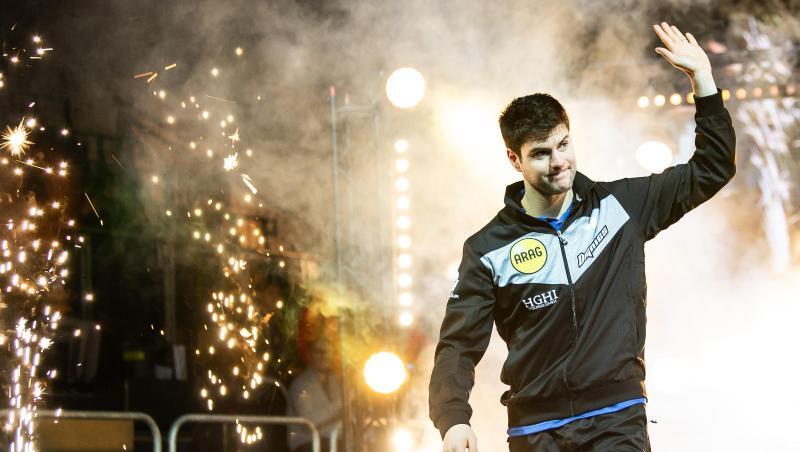 Dimitrij Ovtcharov kommt zum Spiel gegen die Nummer eins Fan Zhendong in die Halle. Dimitrij Ovtcharov kommt zum Spiel gegen die Nummer eins Fan Zhendong in die Halle.