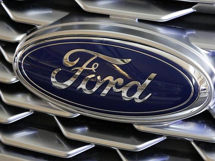 Der Schriftzug von Ford auf einem Fahrzeug.