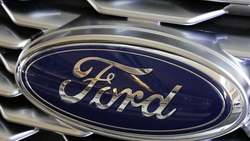 Der Schriftzug von Ford auf einem Fahrzeug. Der Schriftzug von Ford auf einem Fahrzeug.