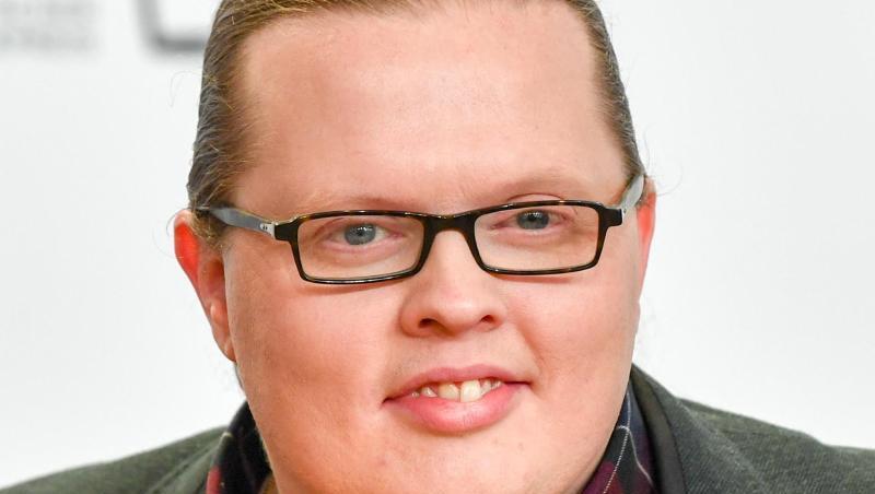 Der Musiker Angelo Kelly lächelt.