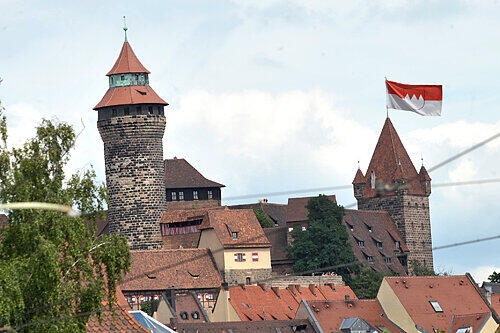 Die Franken-Flagge auf der Nürnberger Burg: Noch ist sie nur in dieser Fotomontage zu sehen. Aber OB Ulrich Maly macht sich jetzt stark dafür.