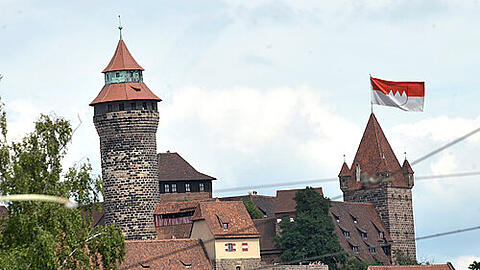Die Franken-Flagge auf der Nürnberger Burg: Noch ist sie nur in dieser Fotomontage zu sehen. Aber OB Ulrich Maly macht sich jetzt stark dafür.