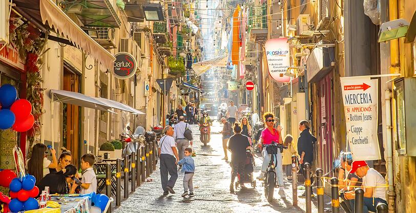 Die schmale Gasse Spaccanapoli im historischen Zentrum Neapels erstreckt sich vom Spanischen Viertel bis in den Stadtteil Forcella. Die schmale Gasse Spaccanapoli im historischen Zentrum Neapels erstreckt sich vom Spanischen Viertel bis in den Stadtteil Forcella.