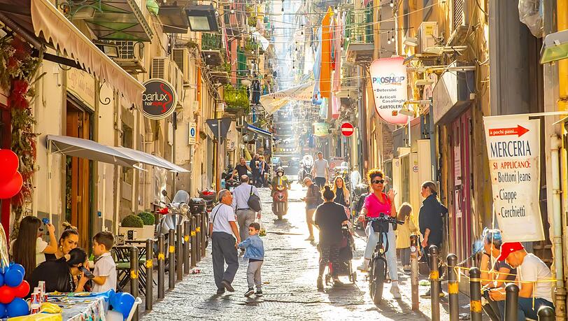 Die schmale Gasse Spaccanapoli im historischen Zentrum Neapels erstreckt sich vom Spanischen Viertel bis in den Stadtteil Forcella. Die schmale Gasse Spaccanapoli im historischen Zentrum Neapels erstreckt sich vom Spanischen Viertel bis in den Stadtteil Forcella.