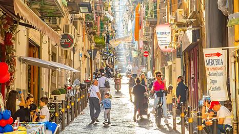 Die schmale Gasse Spaccanapoli im historischen Zentrum Neapels erstreckt sich vom Spanischen Viertel bis in den Stadtteil Forcella.