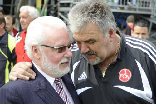Alles Gute  "Michl"  scheint Zeugwart Günter Vogt dem Ex-Boss zuzuflüstern: Michael A. Roth verabschiedete sich vor dem Schalke-Spiel offiziell von der Mannschaft und feiert heute seinen 74. Geburtstag.