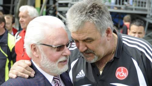 Alles Gute  "Michl"  scheint Zeugwart Günter Vogt dem Ex-Boss zuzuflüstern: Michael A. Roth verabschiedete sich vor dem Schalke-Spiel offiziell von der Mannschaft und feiert heute seinen 74. Geburtstag.