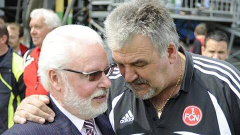 Alles Gute  "Michl"  scheint Zeugwart Günter Vogt dem Ex-Boss zuzuflüstern: Michael A. Roth verabschiedete sich vor dem Schalke-Spiel offiziell von der Mannschaft und feiert heute seinen 74. Geburtstag.