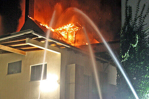 Der Feuerschein erhellte die Nacht: Hoch oben auf dem Schlot überstand das Storchennest den Brand.