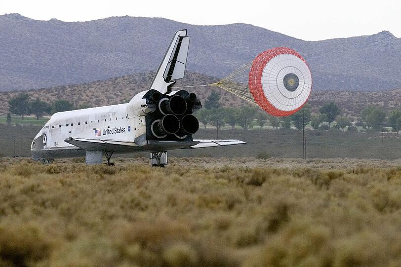 Das Bild eines gerade landendes Spaceshuttles. Später wurde es auf dem Rücken eines Flugzeuges zurück zu seiner Heimatbasis transportiert.