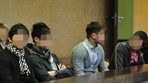Die angeklagte Vietnamesen (v. l.): Tum H. (20) Quang N. (18), Duy N. (16) und Hong N. (18). Die angeklagte Vietnamesen (v. l.): Tum H. (20) Quang N. (18), Duy N. (16) und Hong N. (18).