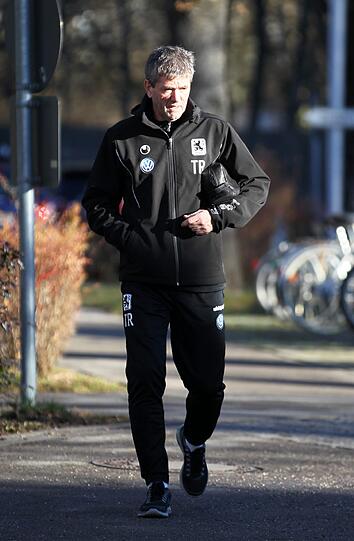 Friedhelm Funkel wird 60: An der Grünwalder Straße feiern die Löwen ihren Trainer mit Blaskapelle, Böller-Schüssen und einer Torte. Die Bilder.
