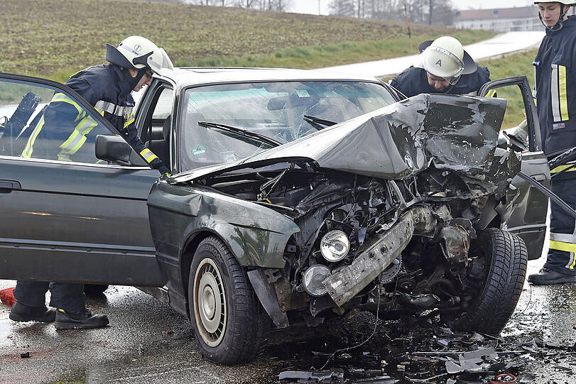 Bei dem Unfall nahe Erding wurden alle drei Beteiligten teils schwer verletzt.