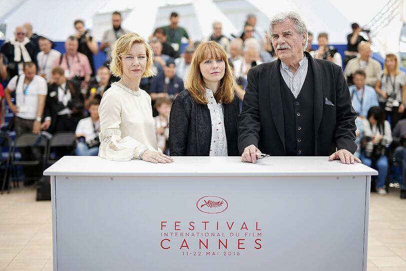 Auch wenn es nicht so ausschaut: Sandra Hüller (links) und Peter Simonischek haben mit Regisseurin Maren Ade die Kritiker begeistert und zum Lachen gebracht.