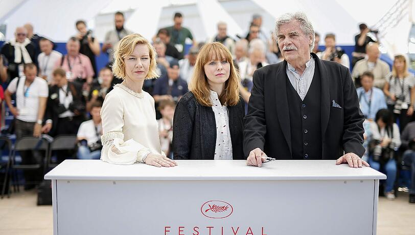 Auch wenn es nicht so ausschaut: Sandra Hüller (links) und Peter Simonischek haben mit Regisseurin Maren Ade die Kritiker begeistert und zum Lachen gebracht. Auch wenn es nicht so ausschaut: Sandra Hüller (links) und Peter Simonischek haben mit Regisseurin Maren Ade die Kritiker begeistert und zum Lachen gebracht.