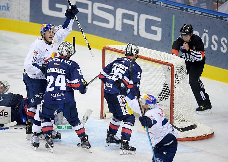 Drin das Ding! Der EHC um Konrad Abeltshauser (l., in Weiß) gewinnt nach einem 0:2-Rückstand noch 4:2 bei den Eisbären.