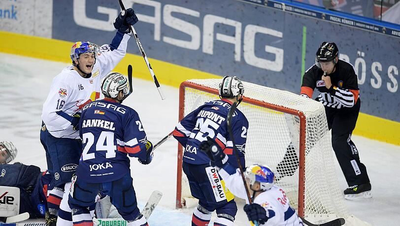 Drin das Ding! Der EHC um Konrad Abeltshauser (l., in Weiß) gewinnt nach einem 0:2-Rückstand noch 4:2 bei den Eisbären. Drin das Ding! Der EHC um Konrad Abeltshauser (l., in Weiß) gewinnt nach einem 0:2-Rückstand noch 4:2 bei den Eisbären.