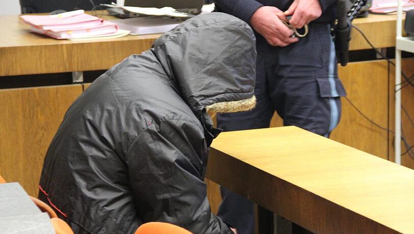 Der Angeklagte vor Prozessbeginn. Der Angeklagte vor Prozessbeginn.