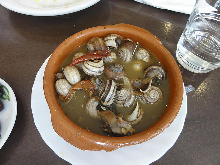 Schnecken mit viel Knoblauch munden im Restaurant Es Cruce in Manacor.