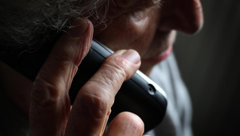 Eine ältere Frau telefoniert mit einem schnurlosen Festnetztelefon. Foto: Karl-Josef Hildenbrand/dpa/Illustration Eine ältere Frau telefoniert mit einem schnurlosen Festnetztelefon. Foto: Karl-Josef Hildenbrand/dpa/Illustration