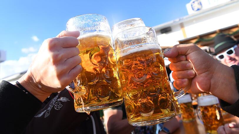 Die Preise für die Wiesn-Maß sind in diesem Jahr - wenig überraschend - erneut angestiegen.